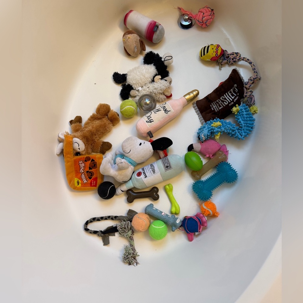 Free shipping. LOT of 30 dog toys with water filter